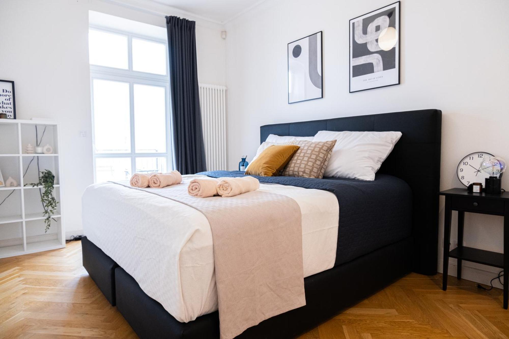 Spacious Near Castle * Praha